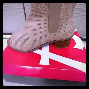 Preforated peep toe ankle booties